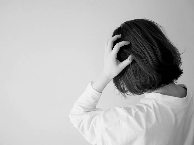 頭痛に悩む女性