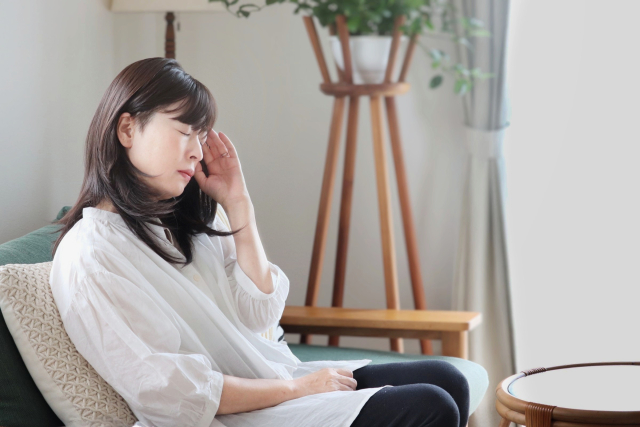 めまいを感じる女性