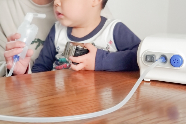 吸入治療を行う男児のイメージ画像