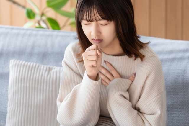 喘息に苦しむ女性のイメージ画像