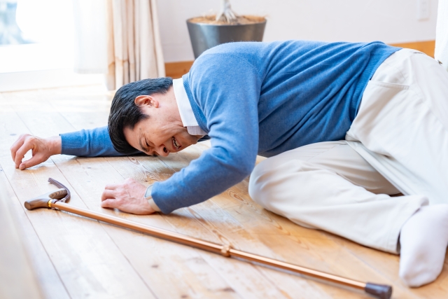 転倒して骨折した男性のイメージ画像