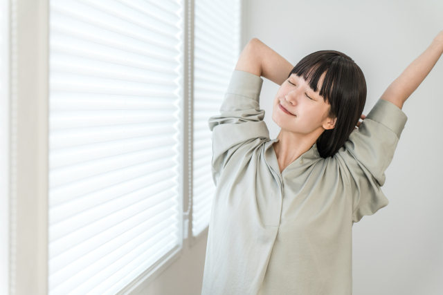 起きて日光を浴びる女性