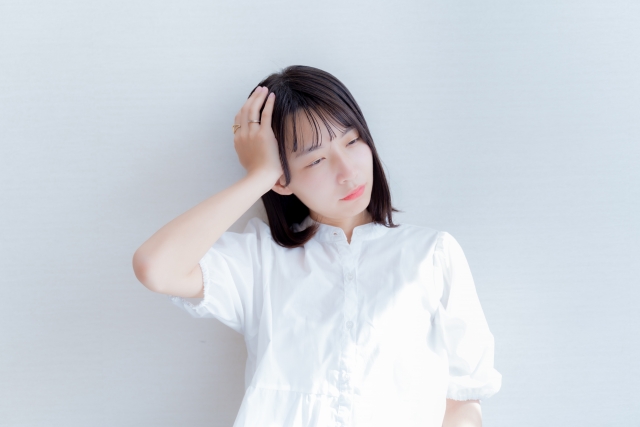 片頭痛がする女性
