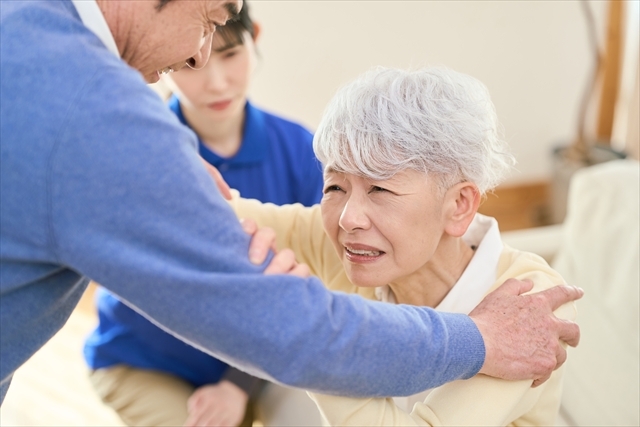 筋力が低下して立ち上がるのが難しい女性